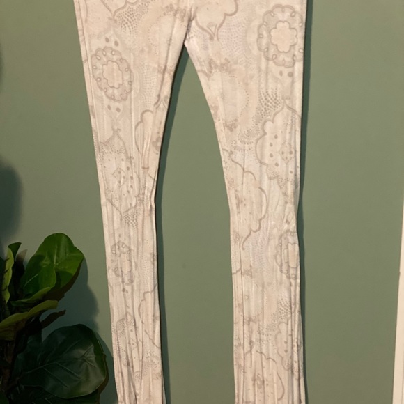 Cream two piece set - Picture 8 of 9